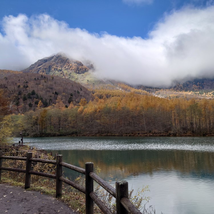 晩秋の大正池と焼岳