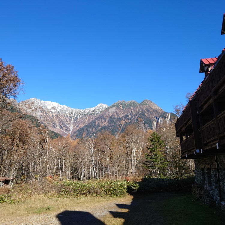 朝日に輝く山